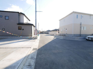 【前面道路含む現地写真】 | 前面道路幅員は6ｍ　車庫入れも楽々