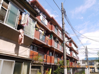 【外観】 | 陽光浴びる外観がシンプルな外観をより際立たせ、人々の記憶に存在感を植え付けます。