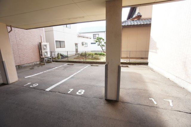 パークヴィラの駐車場