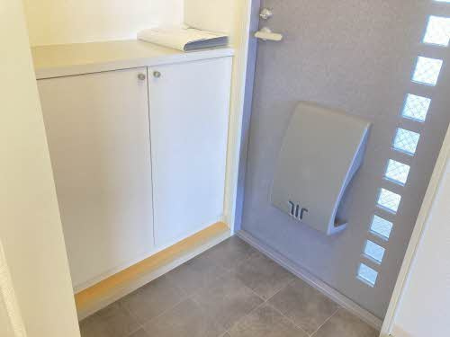 エスポワール B棟の玄関