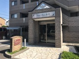 ロイヤルプラザ西岡のエントランス