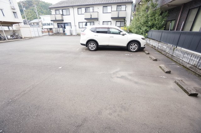 シェソワ西谷B棟の駐車場