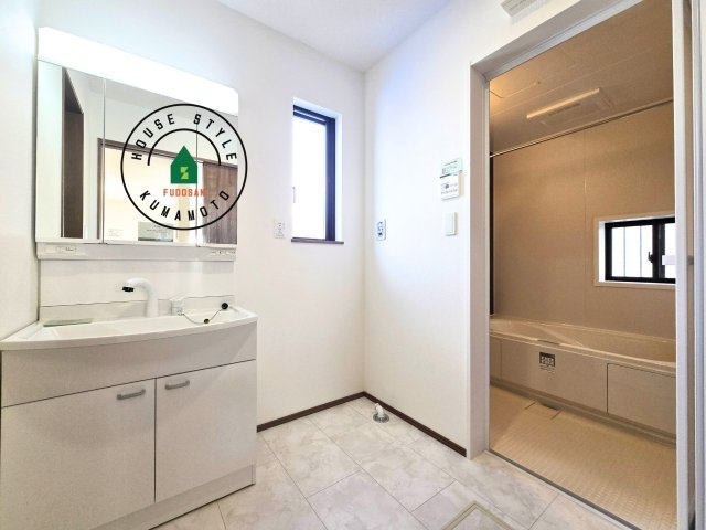 熊本県菊池郡大津町岩坂第1₋2棟(A号棟)の脱衣所|ゆとりの洗面スペースで朝の身支度もスムーズに。暮らしを快適に変えるシャワー付洗面台です！