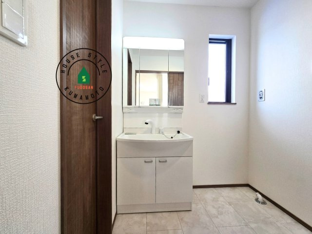 熊本県菊池郡大津町岩坂第1₋2棟(A号棟)の独立洗面台|毎日使うものだから清潔な空間を保ちたい水回り。洗面にはそんな願いを解消させてくれる収納アイデアが満載です。三面鏡の裏側にはキャビネットが現れ小物から背の高い物まで収納できます。