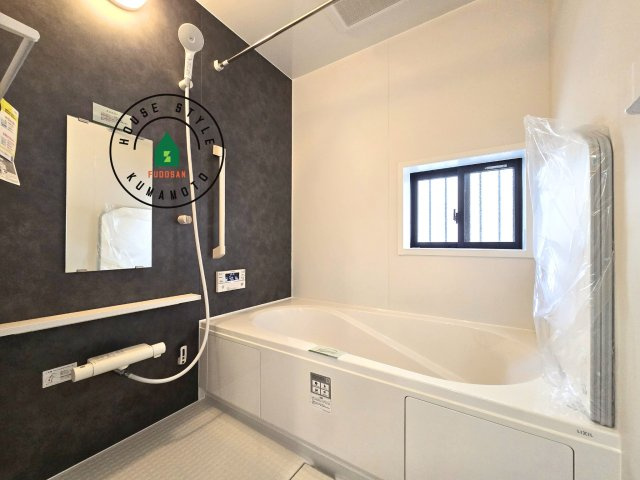 熊本県菊池郡大津町岩坂第1₋2棟(A号棟)の浴室|1日の疲れを癒してくれる広々バスルーム。雨の日のお洗濯にも大活躍な浴室乾燥機付です！