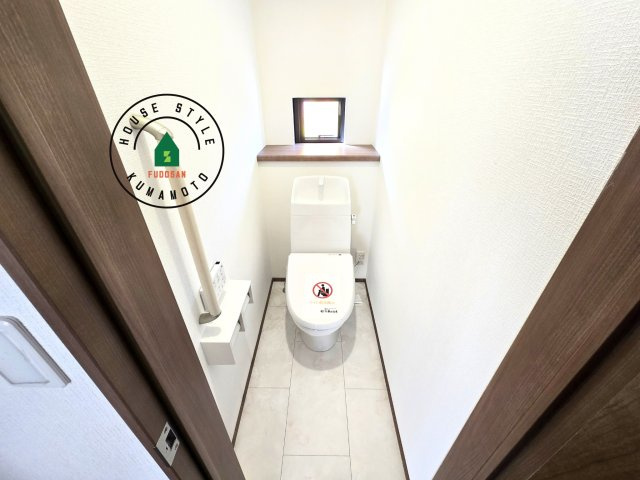 熊本県菊池郡大津町岩坂第1₋2棟(A号棟)のトイレ|温水洗浄便座を完備しております。2ヶ所にトイレがあるのは朝の慌ただしい時間も安心です。