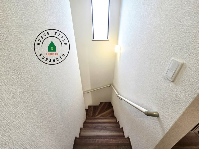 熊本県菊池郡大津町岩坂第1₋2棟(A号棟)の内装|＜手すり付階段＞手すりがないと階段の昇り降りで危険なことはもちろん、壁に手をつきながら歩くことで壁紙が汚れやすくなります。すべての方に快適に昇り降りしていただくため、手すりを設置しました。