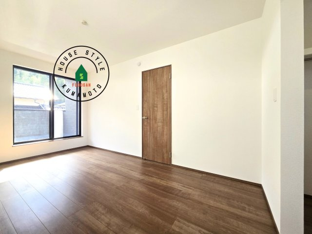 熊本県菊池郡大津町岩坂第1₋2棟(A号棟)の寝室|主寝室には収納力に優れたクローゼットがありますので、お部屋もすっきり片付きます。