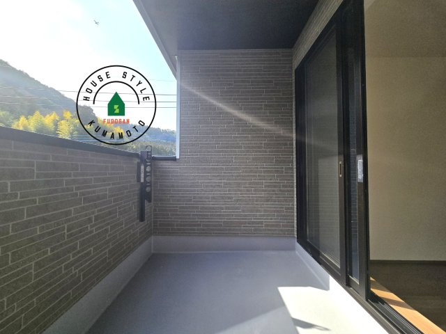 熊本県菊池郡大津町岩坂第1₋2棟(A号棟)のバルコニー|風をしっかりと感じられるバルコニーでは、毎日が洗濯日和です。広々としているので洗濯も楽しくなるでしょうし、気分転換にバルコニーからの眺めを楽しむのもいいでしょう。