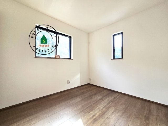 熊本県菊池郡大津町岩坂第1₋2棟(A号棟)の洋室|柔らかい陽光が差し込む明るいお部屋を演出する設計。彩光の取れる窓が気持ちの良いお部屋を創り上げます。