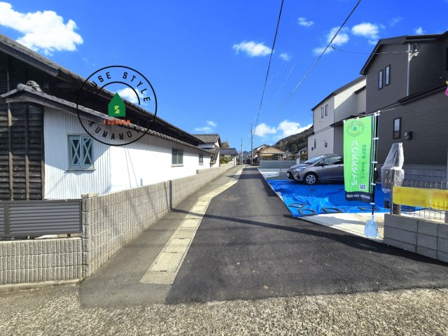 熊本県菊池郡大津町岩坂第1₋2棟(A号棟)の前面道路含む現地写真|前面道路は閑静な住宅地をはしる車通りの少ない道路。お車の出し入れが苦手なママや小さなお子様にも安心ですね。しっかり舗装もされているので、ベビーカーや自転車で通っても快適に通行できます。