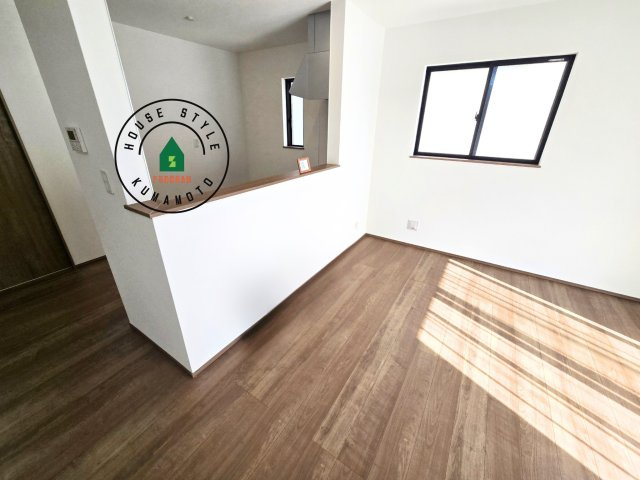 熊本県菊池郡大津町岩坂第1₋2棟(A号棟)のダイニング|キッチンから立ち込める香りが今日の料理を期待させます。