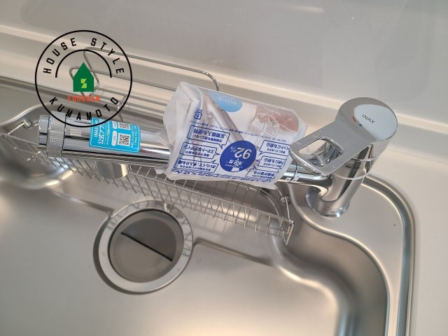 熊本県菊池郡大津町岩坂第1₋2棟(A号棟)の発電・温水設備|ヘッドはシャワーや浄水に切り替え可能でノズルが延びる可動式。料理が楽しくなりますね。