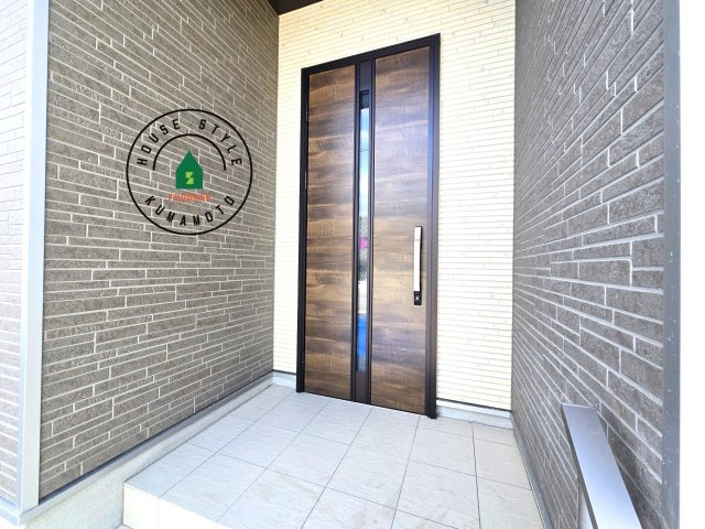 熊本県菊池郡大津町岩坂第1₋2棟(A号棟)の玄関|おでかけの時も帰った時も、「我が家」を最初に感じでもらえる素敵な空間に。