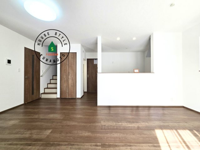 熊本県菊池郡大津町岩坂第1₋2棟(A号棟)の居間・リビング|キッチンからリビングをしっかり確認できます。家族の笑顔があふれる空間になりそうですね。