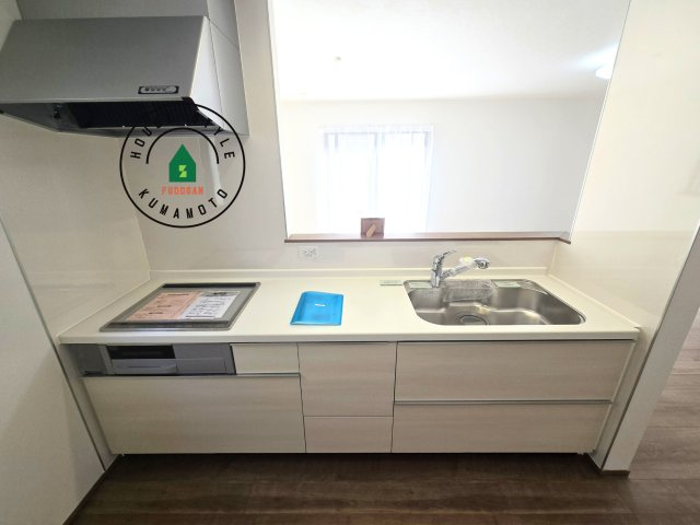 熊本県菊池郡大津町岩坂第1₋2棟(A号棟)のキッチン|ご家族を近くに感じられる対面キッチンのLDK。会話もはずみそうですね。