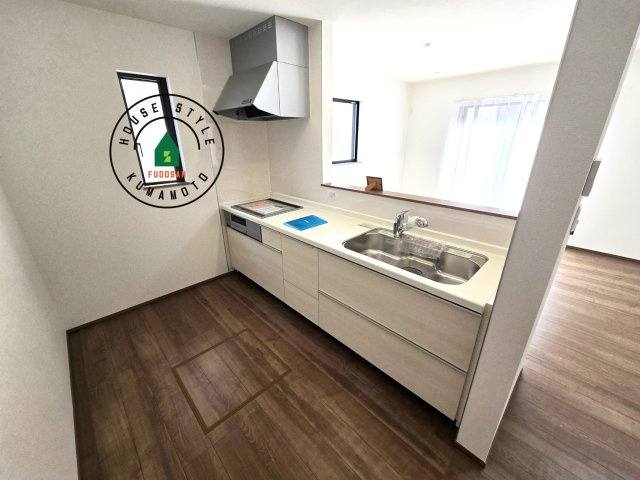 熊本県菊池郡大津町岩坂第1₋2棟(A号棟)のキッチン|ダイニングテーブルへの配膳がラクラク、お料理はかどるカウンター付きシステムキッチン！