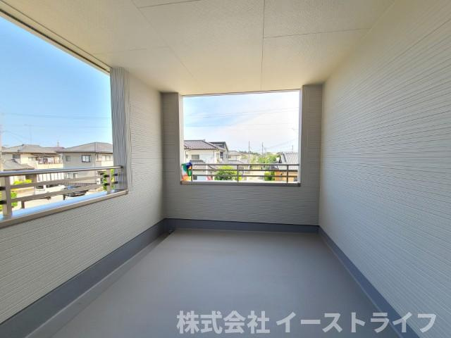【新築戸建】　双葉郡広野町1期　全2棟　【長期優良住宅】のバルコニー|同社施工写真　屋根があるので、雨で洗濯物を干せない…ということもありません。天気が良い日だと紫外線が気になるという方も、直射日光を避けることができます。天気に左右されずに済むのが人気です
