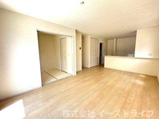 【新築戸建】　双葉郡広野町1期　全2棟　【長期優良住宅】の居間・リビング|同社施工写真　一日の中で多くの時間を過すことになるリビングダイニングだからこそ、いつも穏やかな空間であることが必然。爽やかな通風と採光を存分に感じる事が出来る空間です。