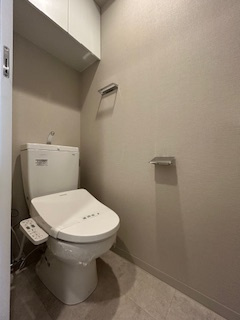 スプランディッド江坂DUEのトイレ|落ち着いた色調のトイレです