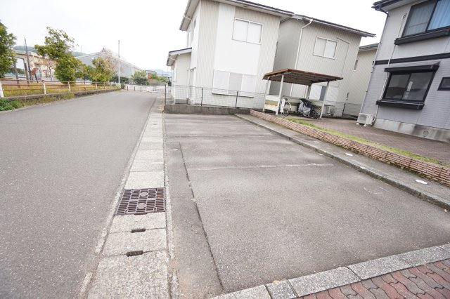 リトル・ウィング　A棟の駐車場