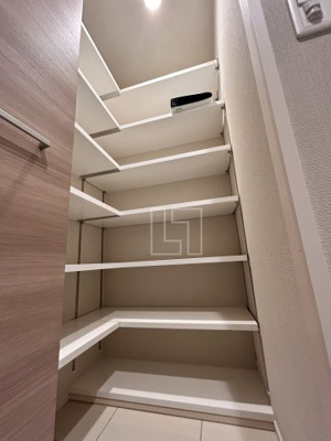 【収納】 | IBC Residence West | IBC Residence West(アイビーシーレジデンスウエスト)　シューズインクローゼット