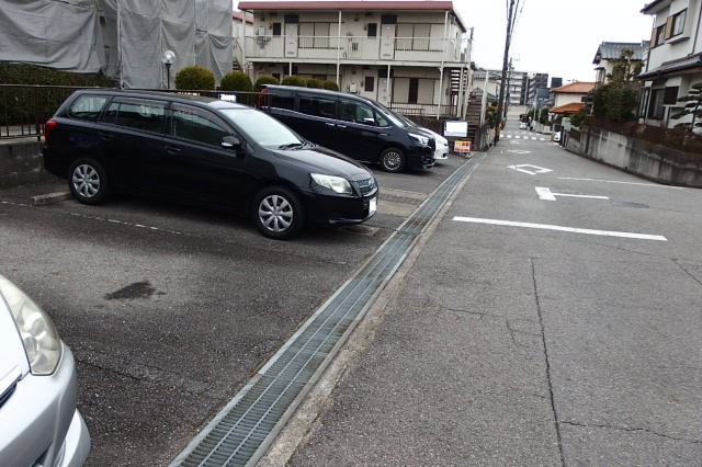 レジデンス巽Ａの駐車場