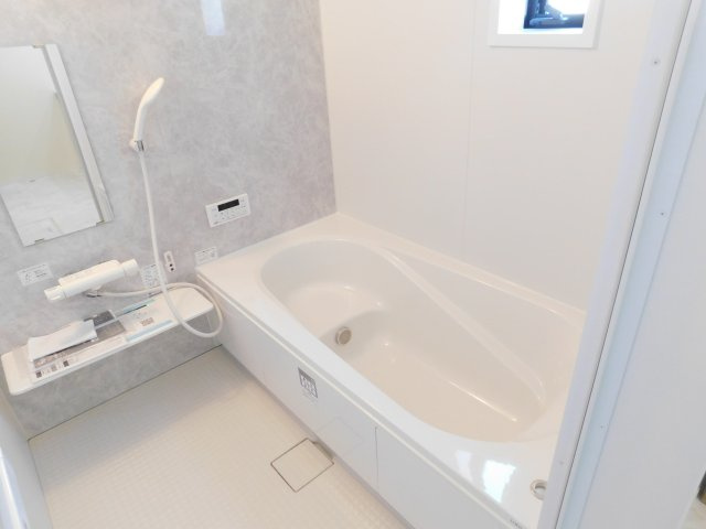 北名古屋市六ツ師山の神の新築一戸建の浴室|◇浴室◇　　広い１坪サイズ（ＬＩＸＩＬ）・浴室暖房乾燥機・断熱浴槽・エコベンチ浴槽・お手入れ楽々カウンター・キレイサーモフロア・オートバス・バリアフリーバス・追い焚き・浴室窓あり