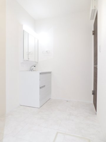 北名古屋市六ツ師山の神の新築一戸建の独立洗面台|◇洗面室◇　　広い洗面室！　三面鏡シャンプードレッサー　くもり止め仕様　床下収納庫完備