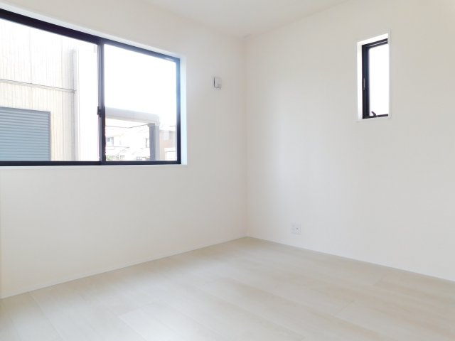 北名古屋市六ツ師山の神の新築一戸建の洋室|◇１階洋室◇　　南面で明るい洋室４．５帖　全居室収納完備♪