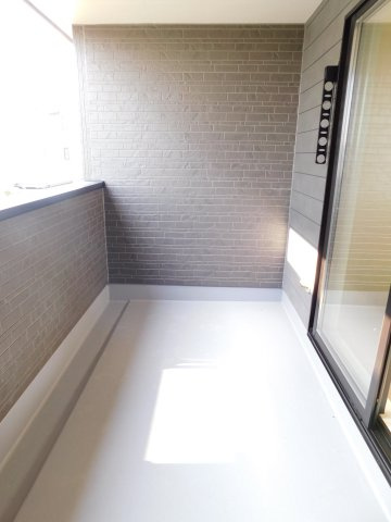 北名古屋市六ツ師山の神の新築一戸建のバルコニー|◇バルコニー◇　　急な天候の変化でも安心なインナーバルコニー♪　外部コンセントとダウンライト完備！