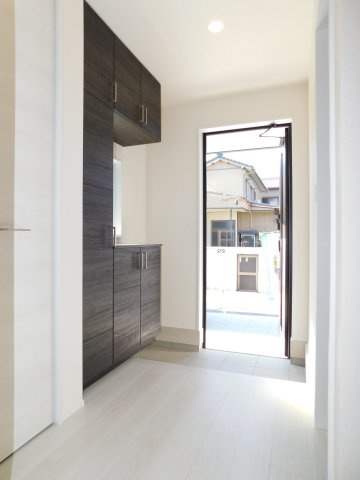 北名古屋市六ツ師山の神の新築一戸建の玄関|◇玄関収納◇　　玄関がスッキリ片付く大容量シューズ収納と物入れ完備♪