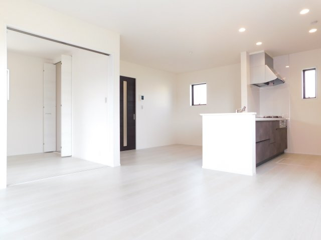 北名古屋市六ツ師山の神の新築一戸建の居間・リビング|◇リビング◇　　南面で明るいリビング１７．０帖　インテリの映える広々リビング♪