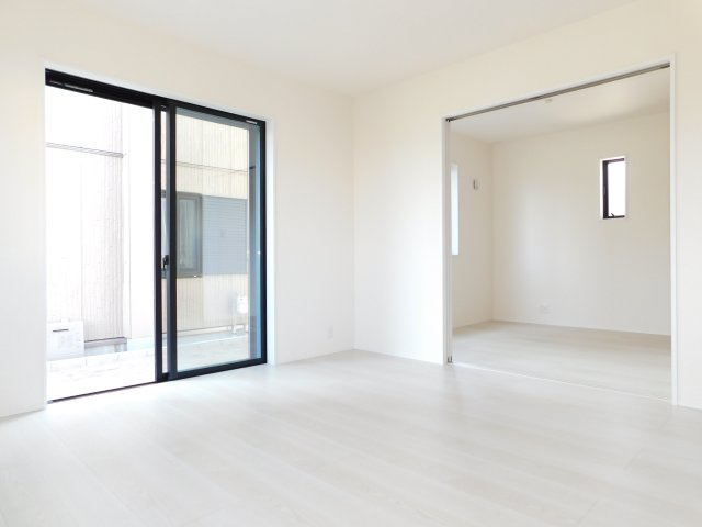 北名古屋市六ツ師山の神の新築一戸建の居間・リビング|◇リビング◇　　南面で明るいリビング１７．０帖　洋室と続き間で２１．５帖の広々空間になります♪