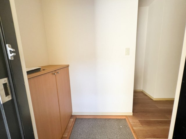 ファミール・ビレジ A棟の玄関