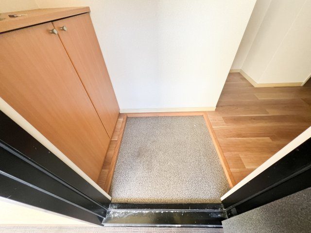 ファミール・ビレジ A棟の玄関