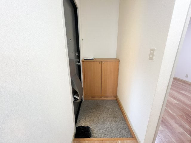 ファミール・ビレジ A棟の玄関