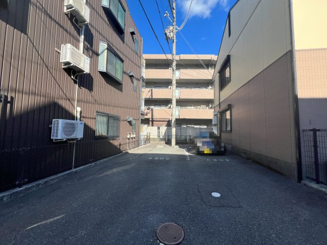 ファミール・ビレジ A棟の駐車場