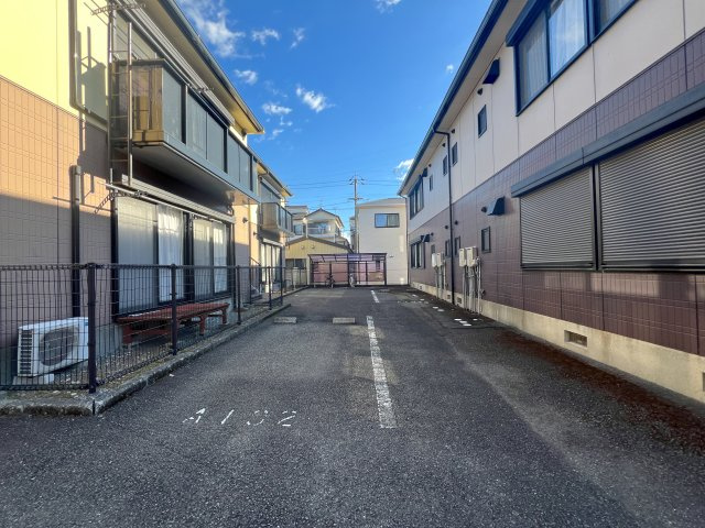 ファミール・ビレジ A棟の駐車場