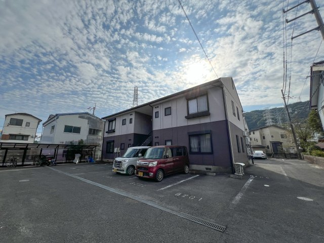 ファミール・ビレジ A棟の駐車場