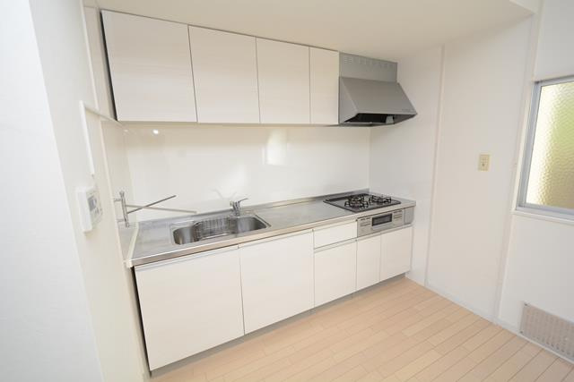 ３口コンロ付きシステムキッチンです！