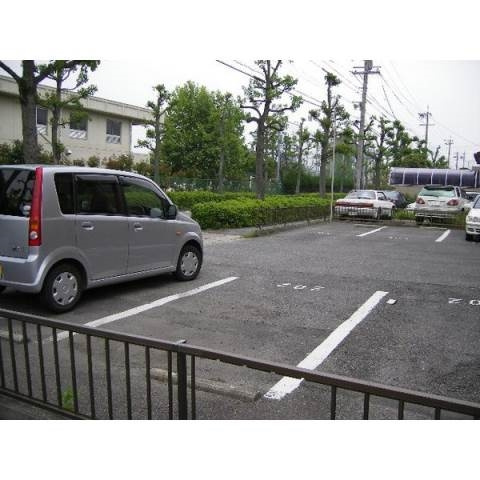シャトーボナールの駐車場