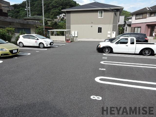 アルジャン・レーヌの駐車場