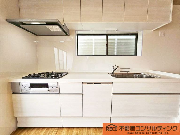 神戸市東灘区森北町4丁目　中古戸建のキッチン|駐車スペース1台分あり