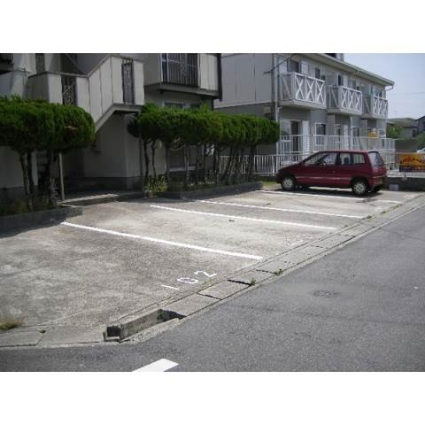 フォーブル上里の駐車場
