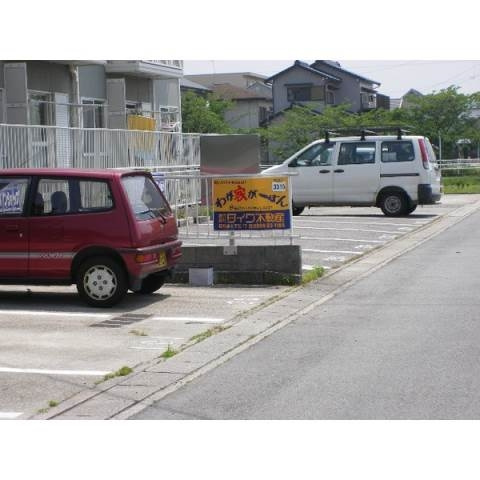 フォーブル上里の駐車場