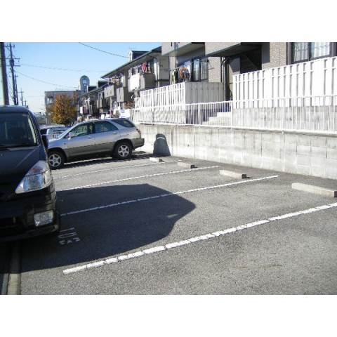 ハイカムール上地の駐車場