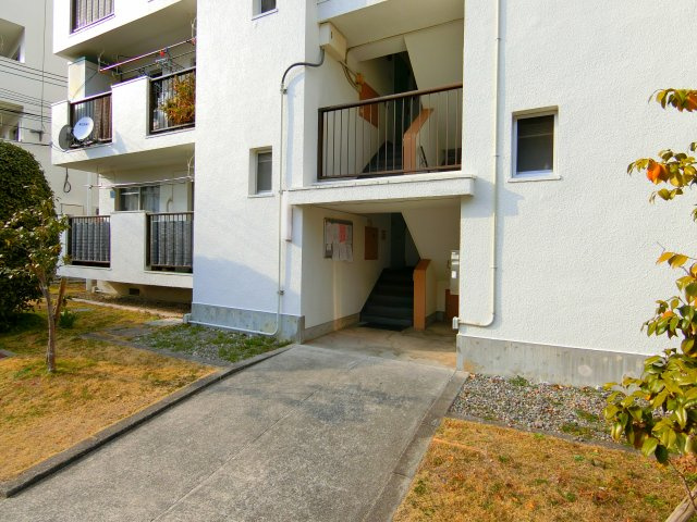 泉北槇塚台住宅10号棟のエントランス