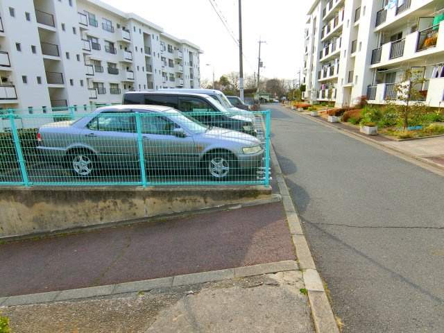 泉北槇塚台住宅10号棟の駐車場