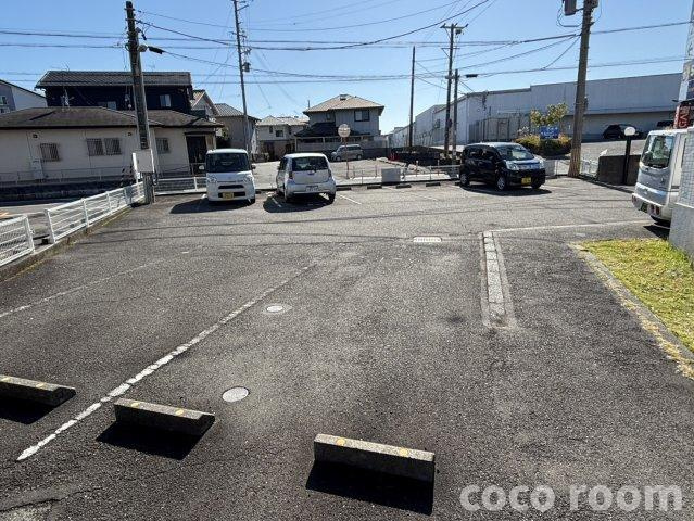メゾン・オーガストの駐車場